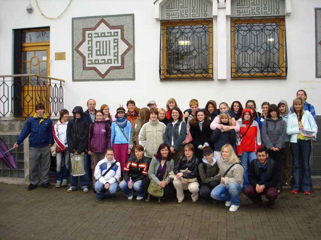 Besedy se studenty a návštěvníky mešity